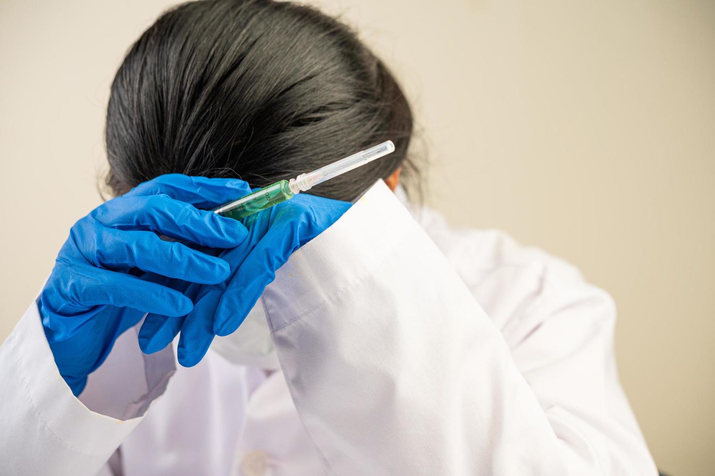 scientifique à la table avec des vaccins et des médicaments photo