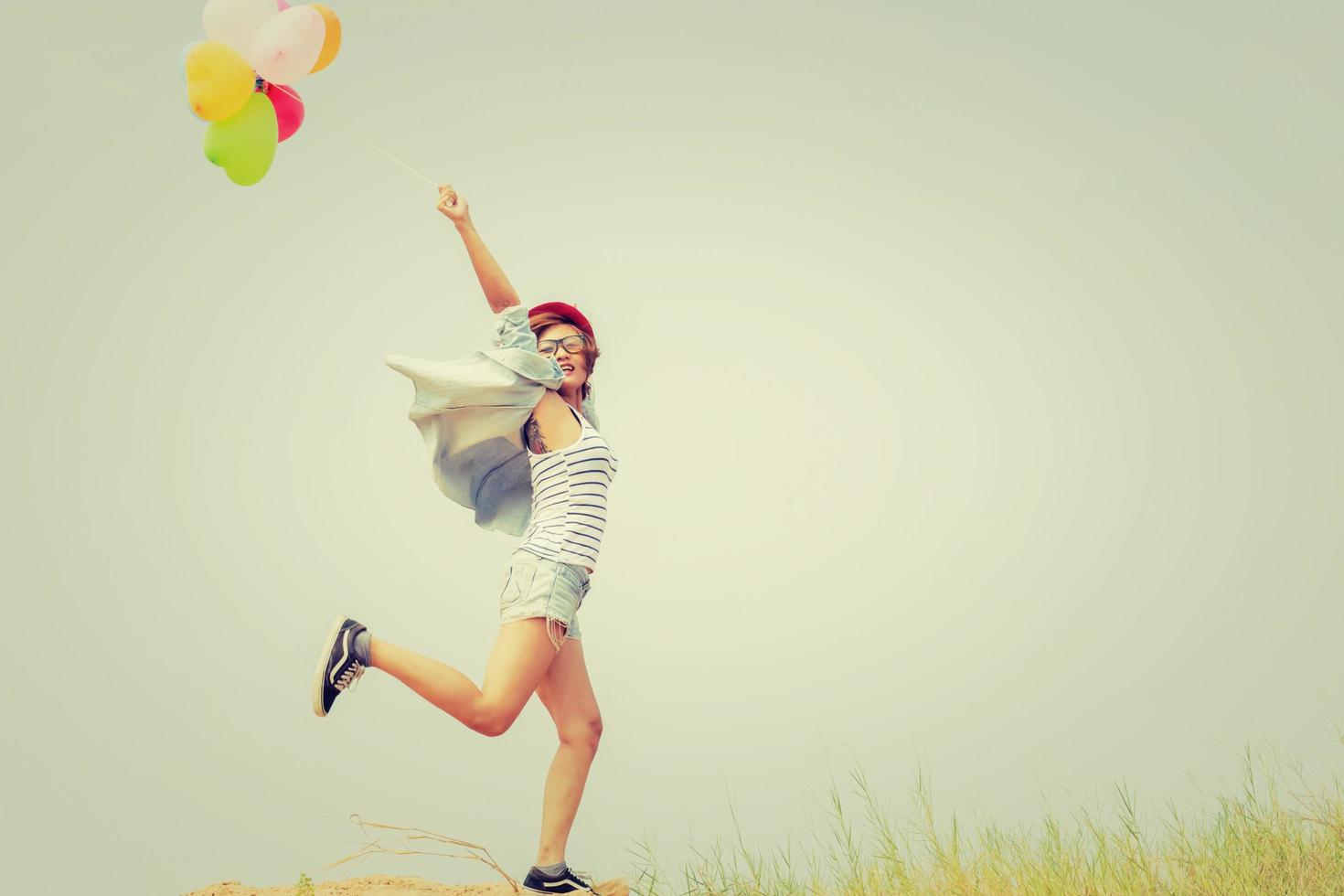 belle jeune femme tenant des ballons en plein air photo