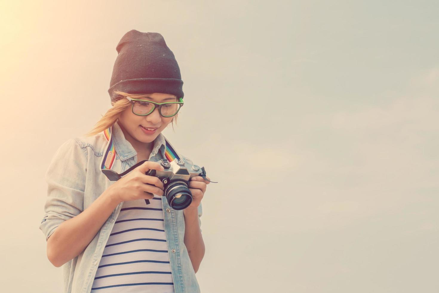 photographe de jeune femme regardant une photo de la caméra