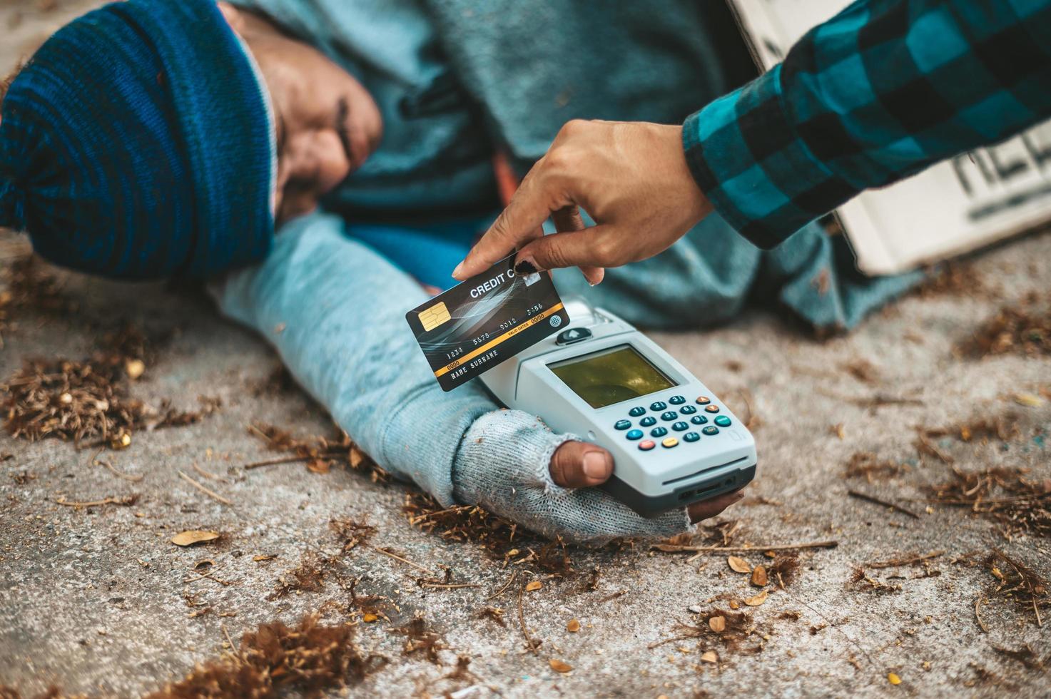 mendiant avec un lecteur de carte de crédit photo