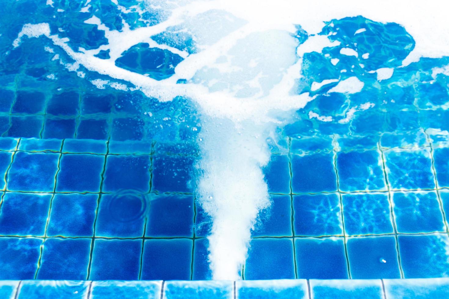 bulles dans la piscine jacuzzi photo