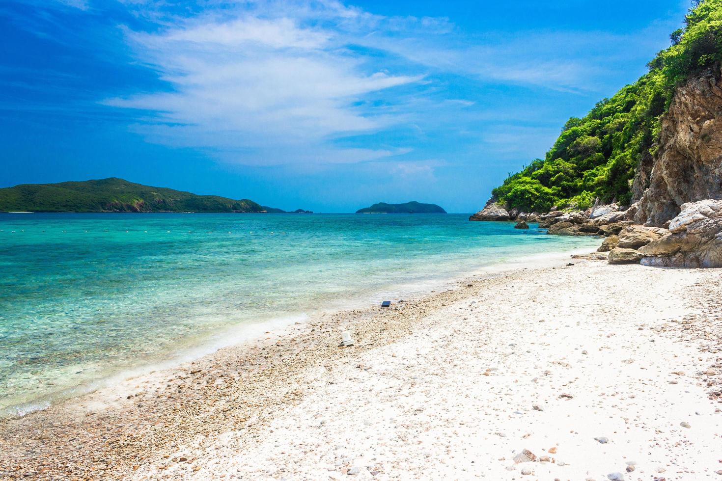 île tropicale rock sur la plage avec de l'eau vert bleu clair photo