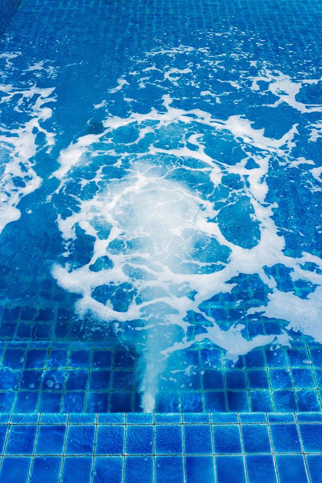 bulles dans la piscine jacuzzi photo