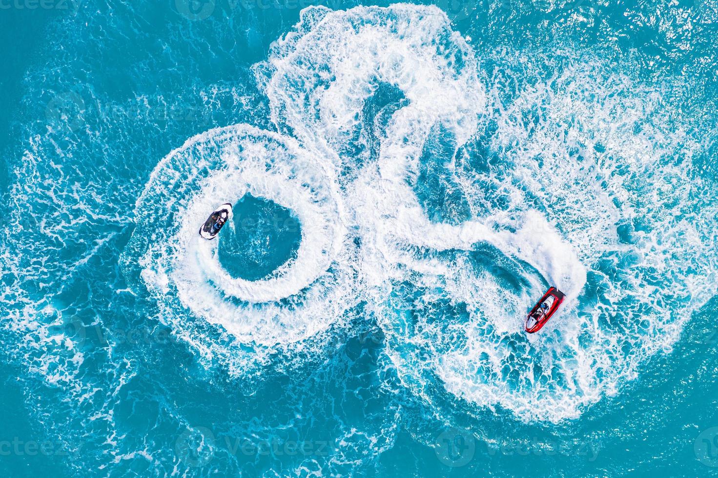 photo aérienne de sports nautiques aux maldives. paysage paysage marin vue aérienne sur l'île de banc de sable de l'atoll des maldives. jet ski sur la plage de sable blanc. vacances d'été et concept récréatif