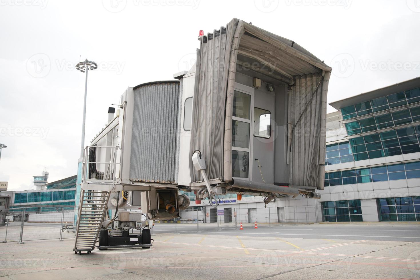 une porte à l'aéroport d'ataturk à istanbul, turkiye photo