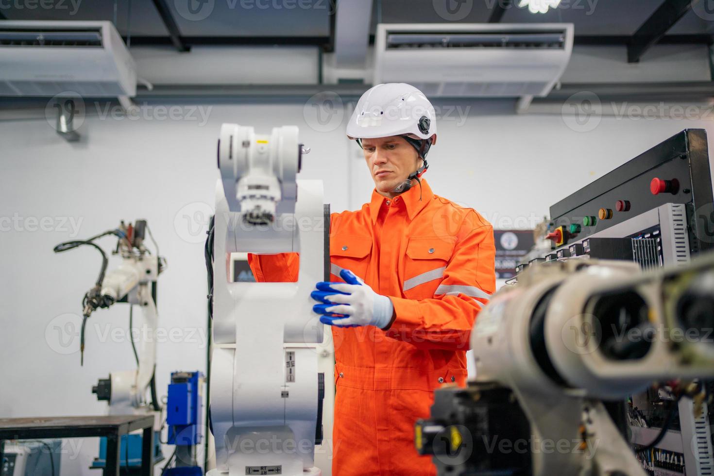 ingénierie de maintenance réparer la machine de bras robotique de soudage automatique à la ligne de production dans l'usine de l'industrie. photo