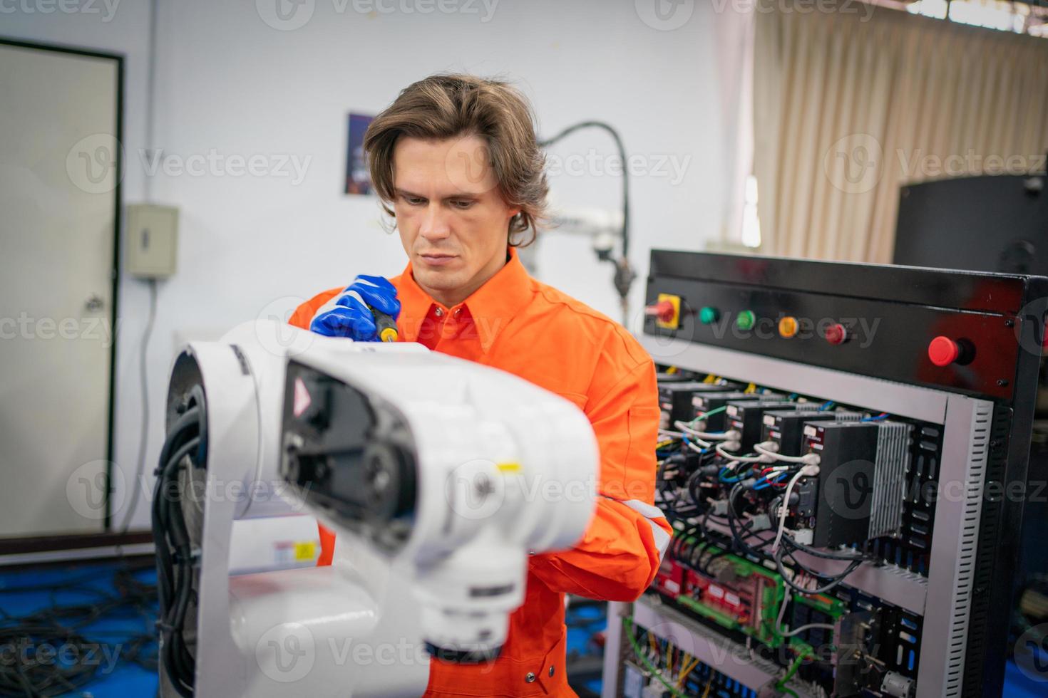 ingénierie de maintenance réparation machine à bras robotique de soudage automatique à la ligne de production dans l'usine de l'industrie. photo