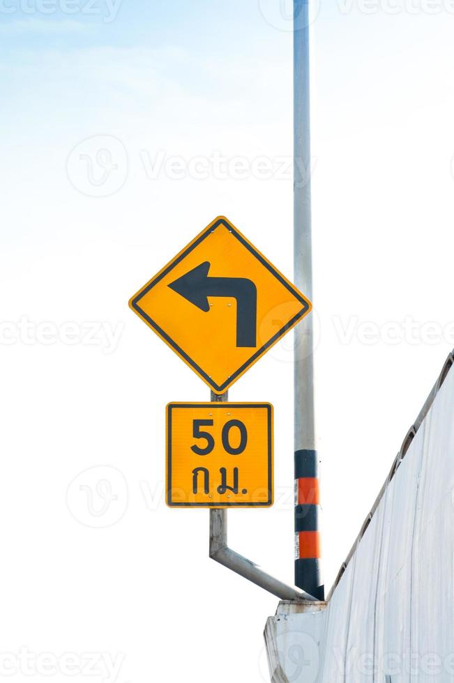 navigation routière, panneau de signalisation avec panneau de limitation de vitesse photo