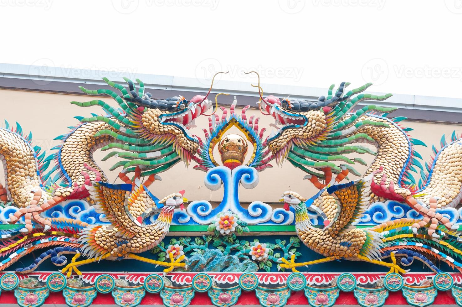 statue de dragon sur le toit du temple chinois, architecture orientale, dragons jumeaux sur le toit photo