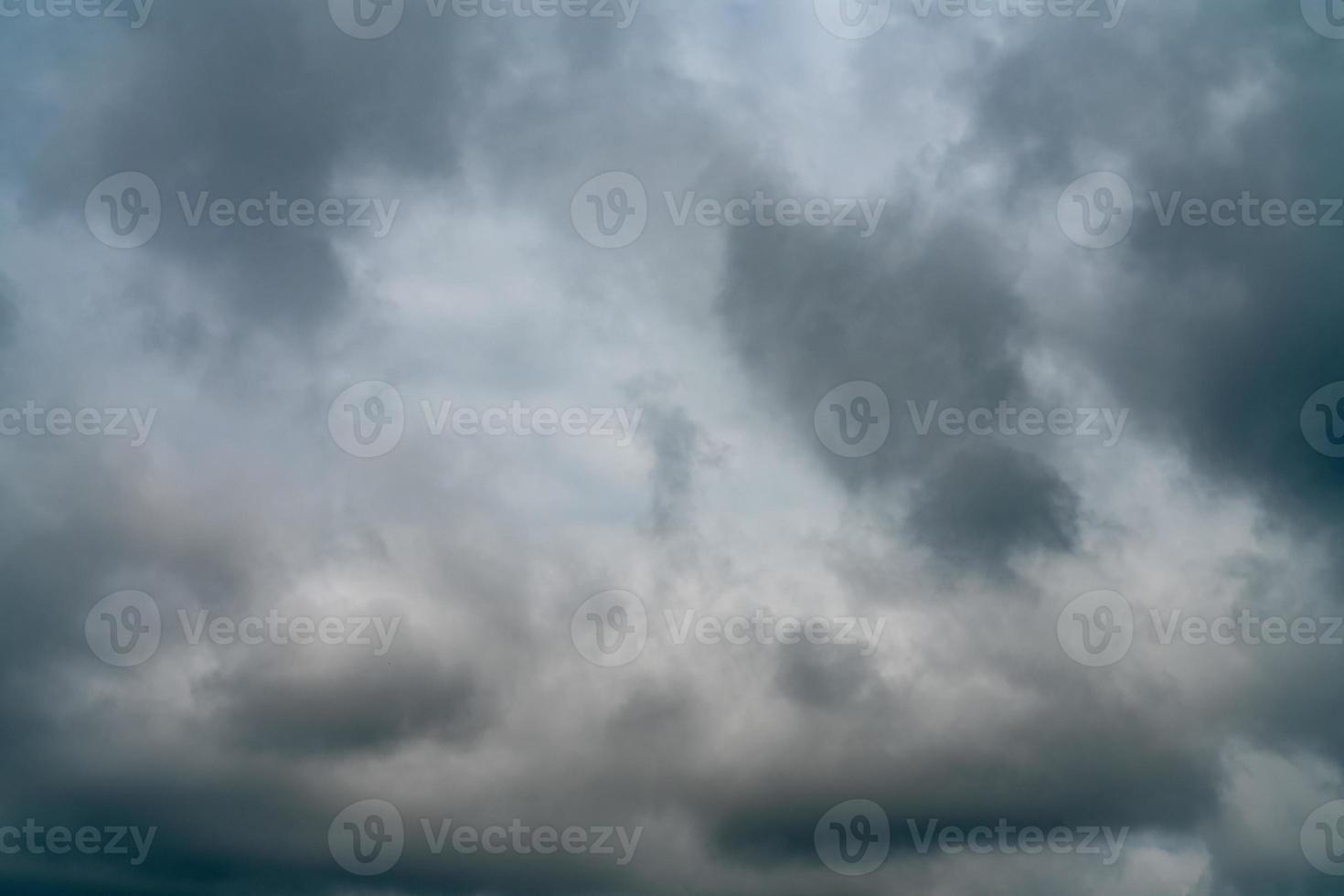 Nuages de pluie orageux gris ou nimbus sur le ciel photo