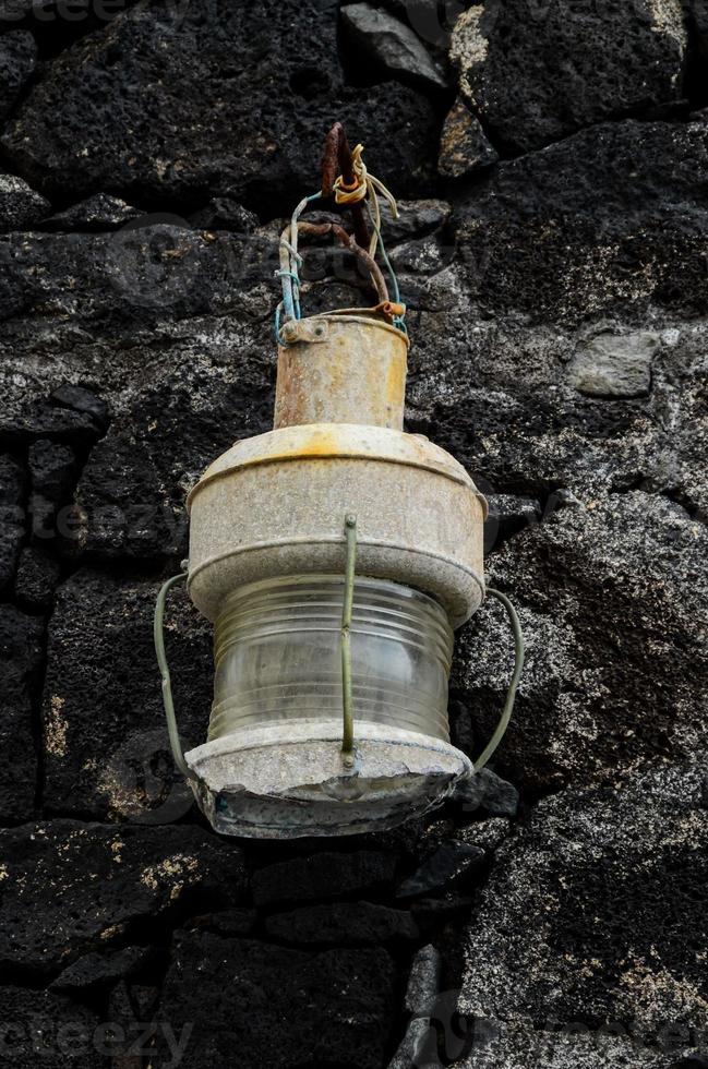 vieille lampe à pétrole sur un rocher photo