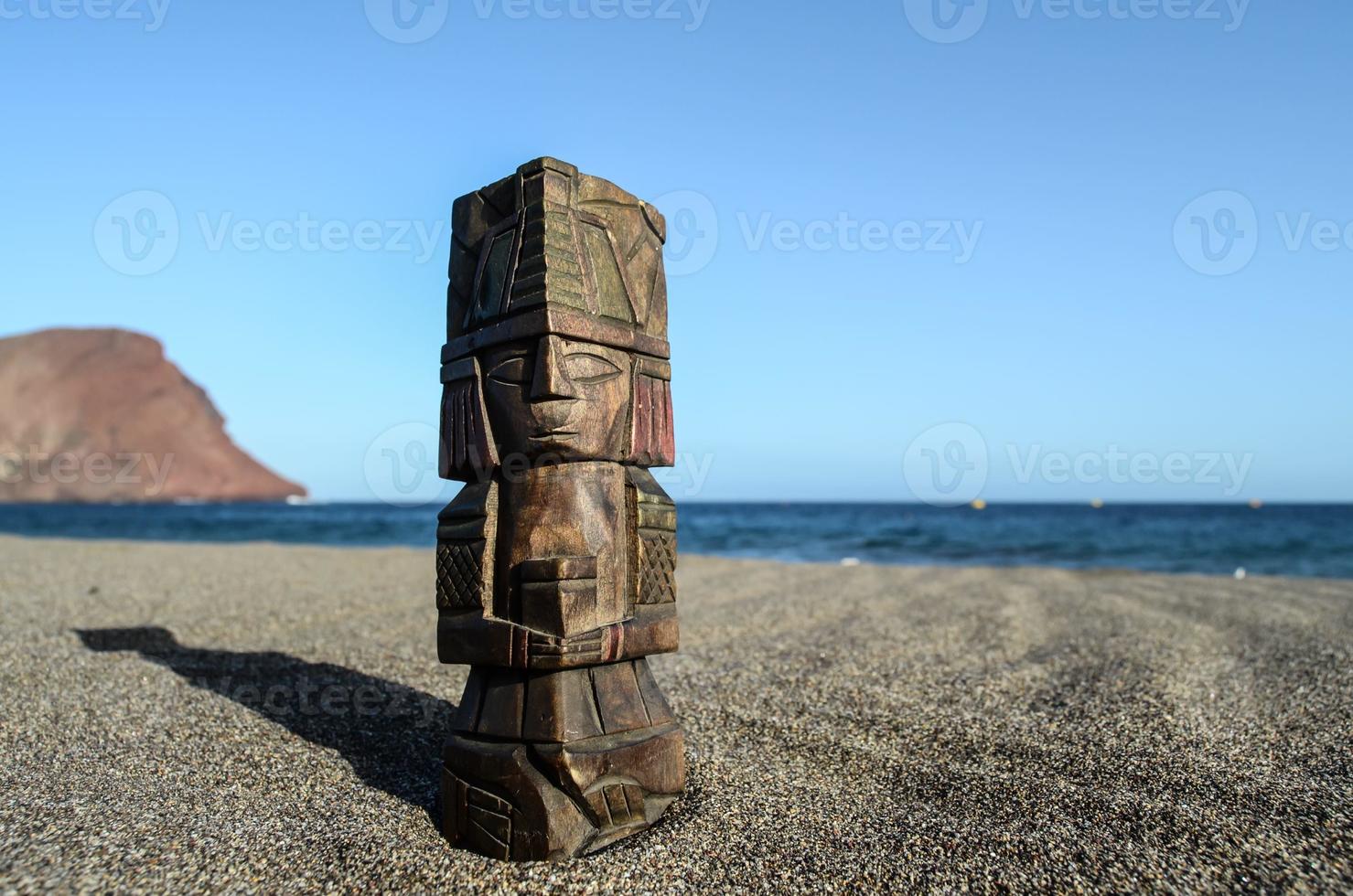 petite statue en bois à la plage photo