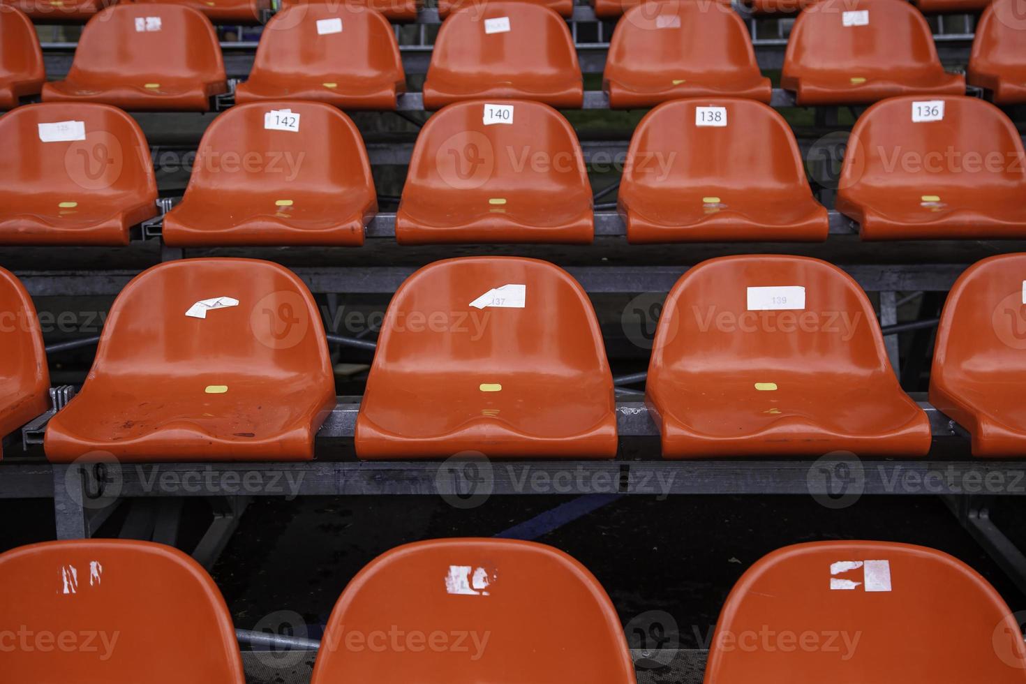 sièges rouges dans un stade photo