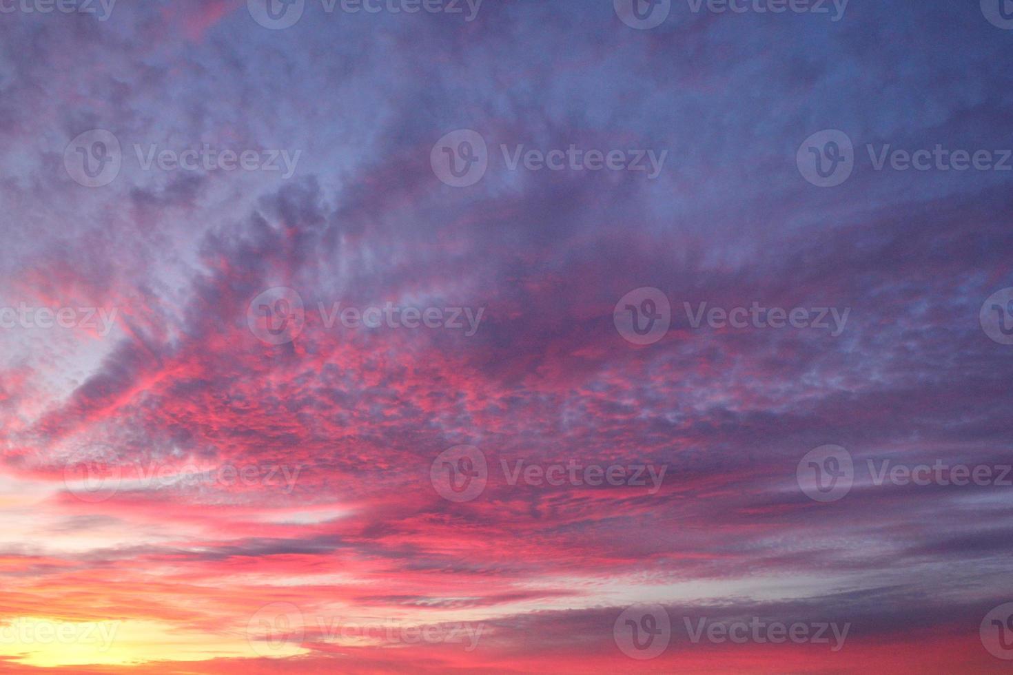 coucher de soleil rose orange violet. beau ciel du soir avec fond de nuages pour la conception. vue dramatique de la nuit tôt le matin. concept de nature panoramique. copier l'espace pour le texte. journée mondiale de l'environnement. copie espace photo