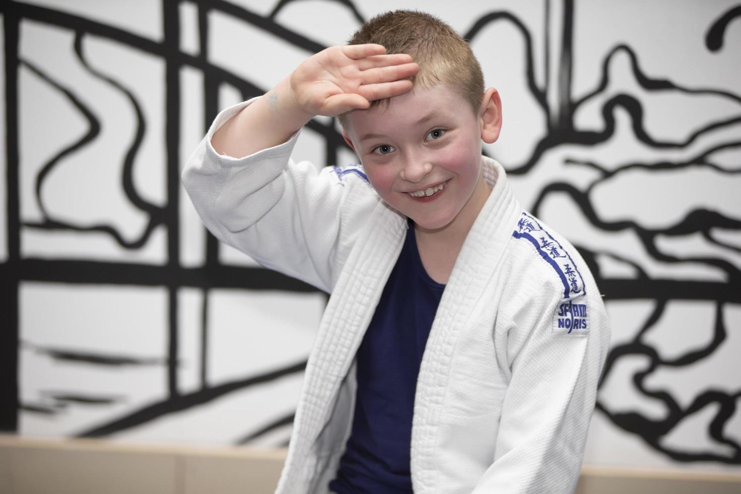 biélorussie, ville de gomel, 15 décembre 2021. école de judo pour enfants. un enfant en kimano sourit et regarde la caméra. photo