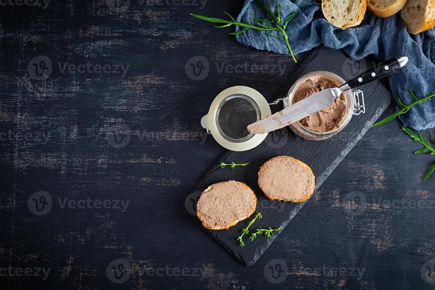 sandwich au pâté de foie de poulet sur fond sombre. vue de dessus photo