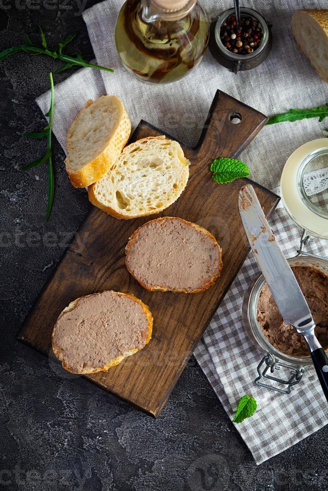 sandwich au pâté de foie de poulet sur fond sombre photo