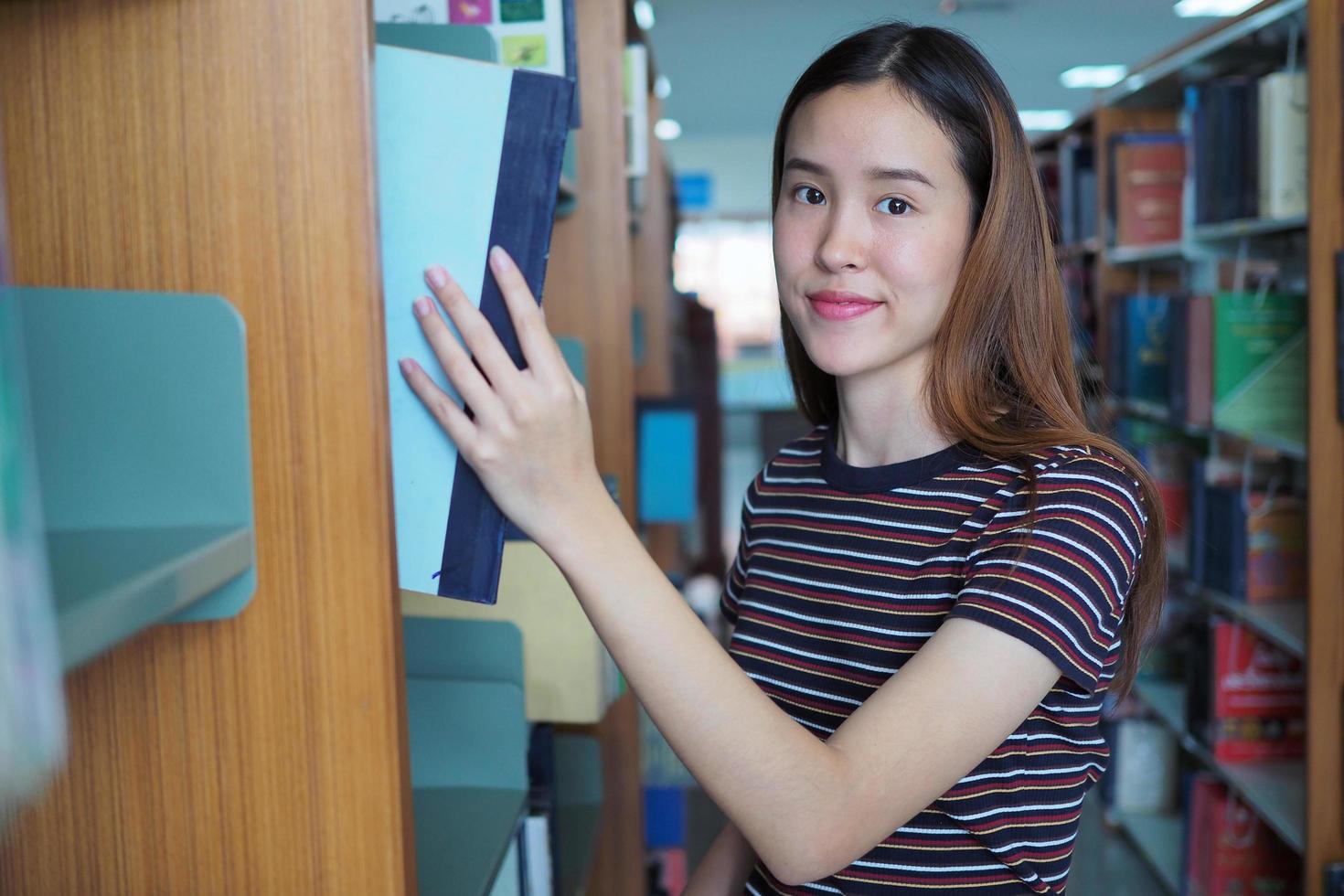 les étudiants asiatiques sont dans la bibliothèque universitaire. photo