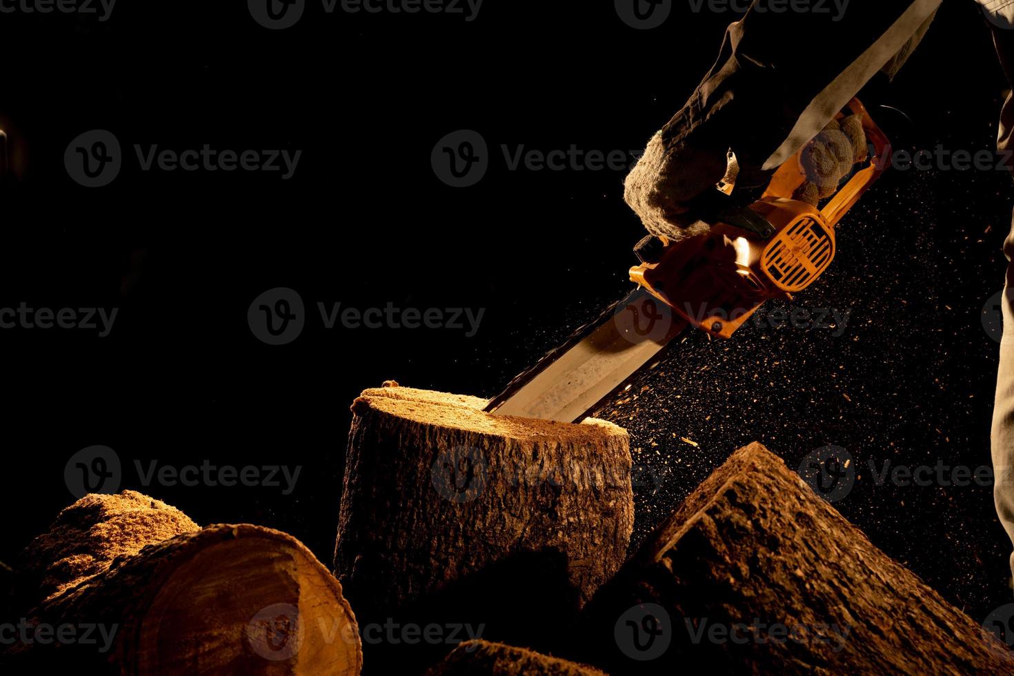 des tronçonneuses électriques coupent des arbres dans la forêt pour construire une maison et faire du bois de chauffage le concept de déforestation photo