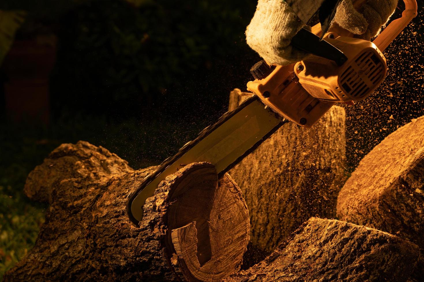 des tronçonneuses électriques coupent des arbres dans la forêt pour construire une maison et faire du bois de chauffage le concept de déforestation photo