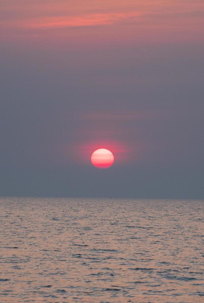 point de vue du paysage pour la conception carte postale et calendrier vague de vent de la mer d'été cool en vacances mer calme zone côtière grand coucher de soleil ciel orange clair heures du soir dorées jour à chonburi thaïlande photo