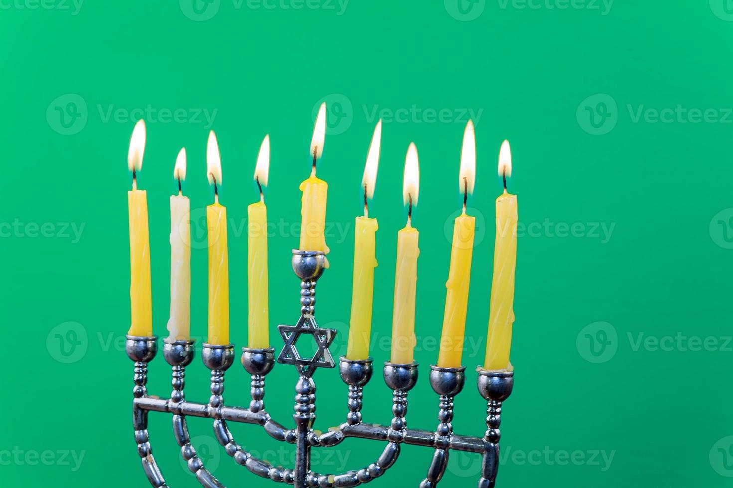 hanukkah menorah avec des bougies fond vert isolement photo