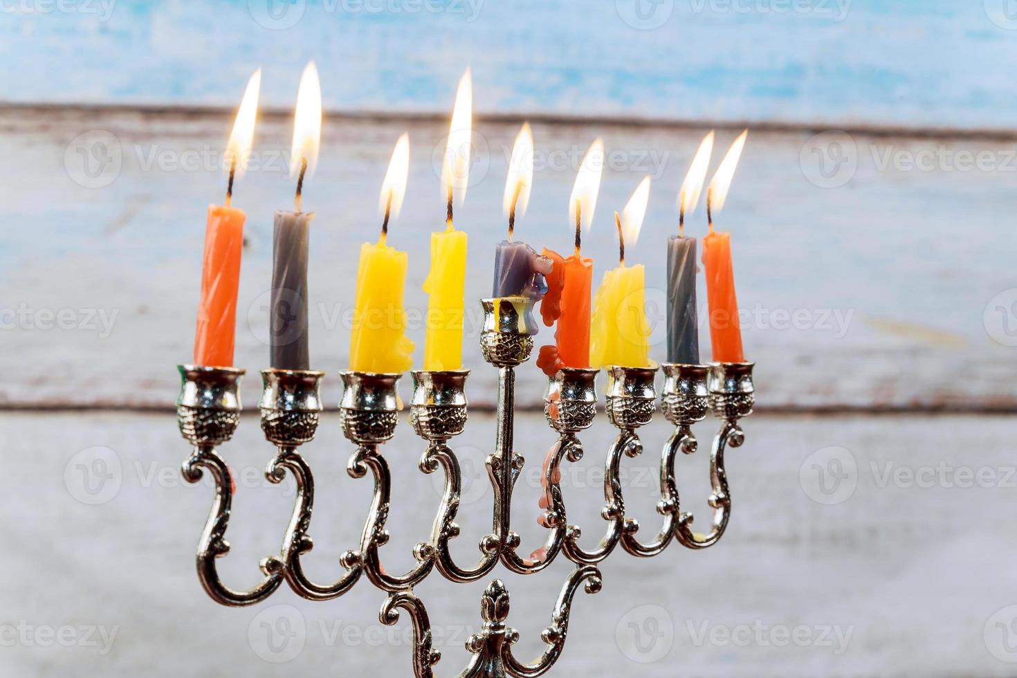 menorah de hanukkah avec bougies et dreidel argenté. photo