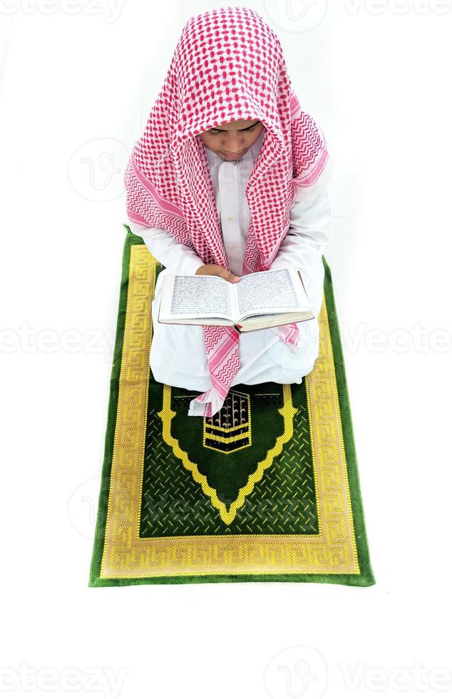 homme tenant et lisant le coran. contexte islamique photo