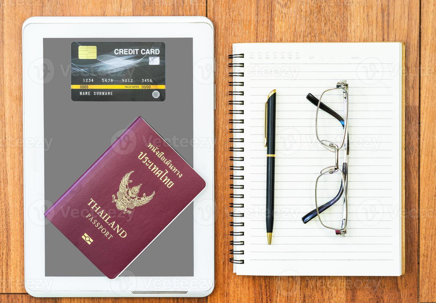avion avec passeport et téléphone portable avec bloc-notes photo