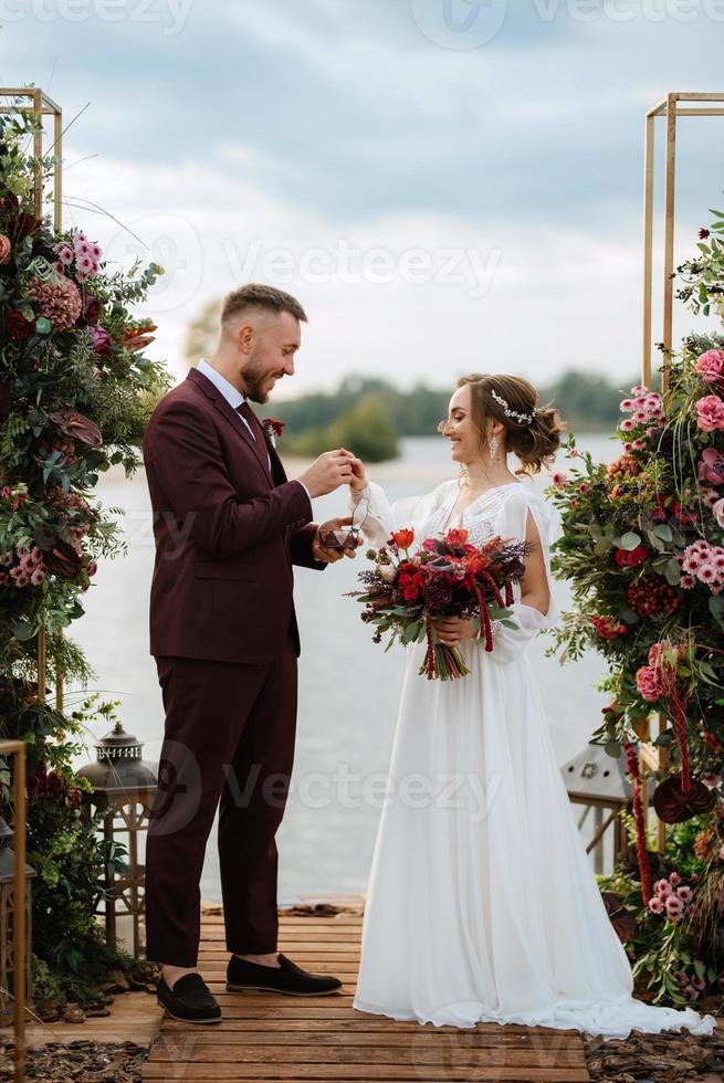 cérémonie de mariage des jeunes mariés sur la jetée photo