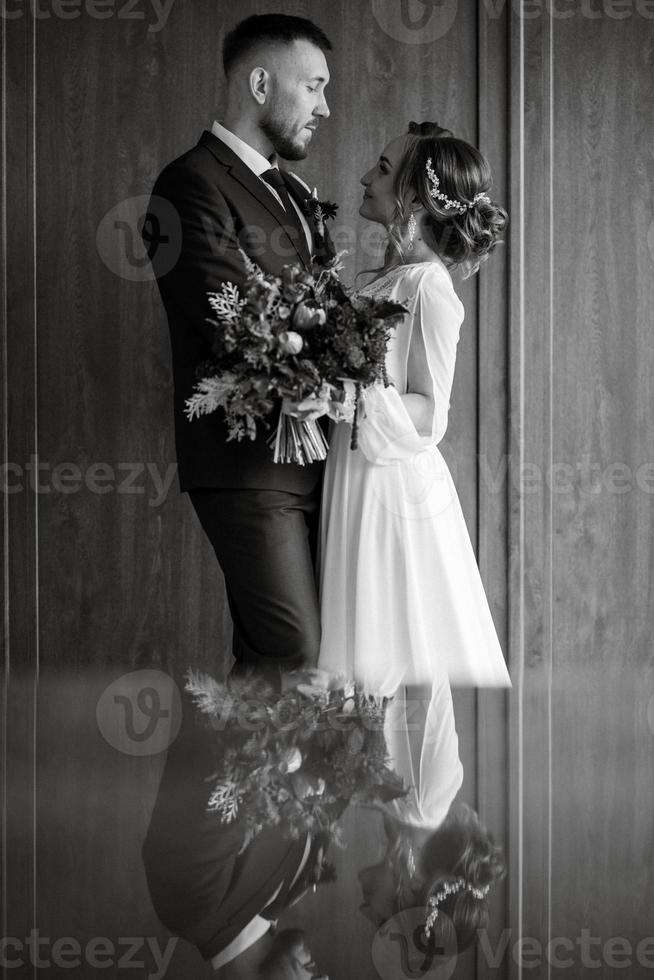 portrait d'un jeune couple de jeunes mariés en tenue de mariage photo