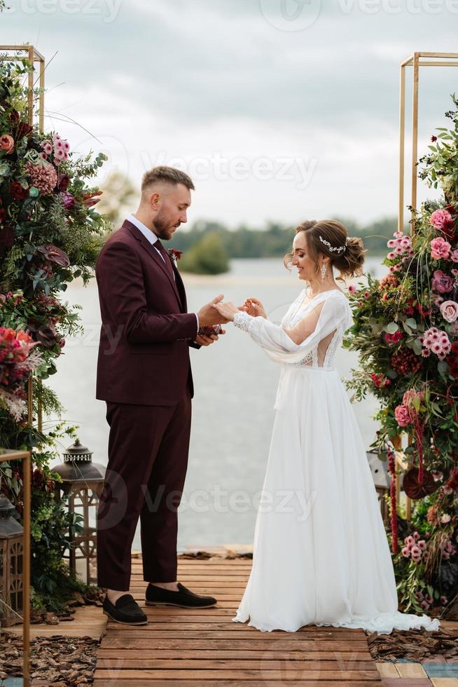 cérémonie de mariage des jeunes mariés sur la jetée photo