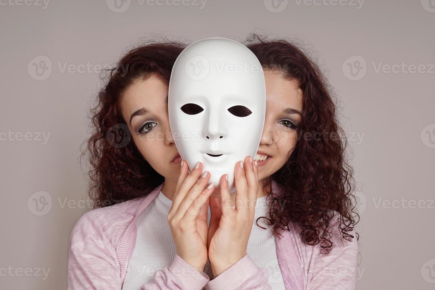 concept de dépression maniaco-dépressive femme à deux visages photo