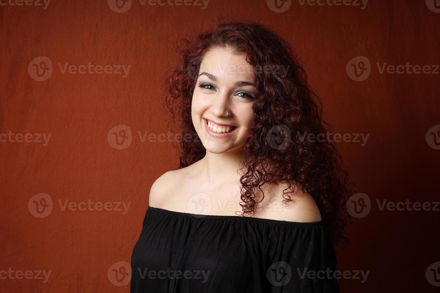 jeune femme souriante aux cheveux bouclés photo