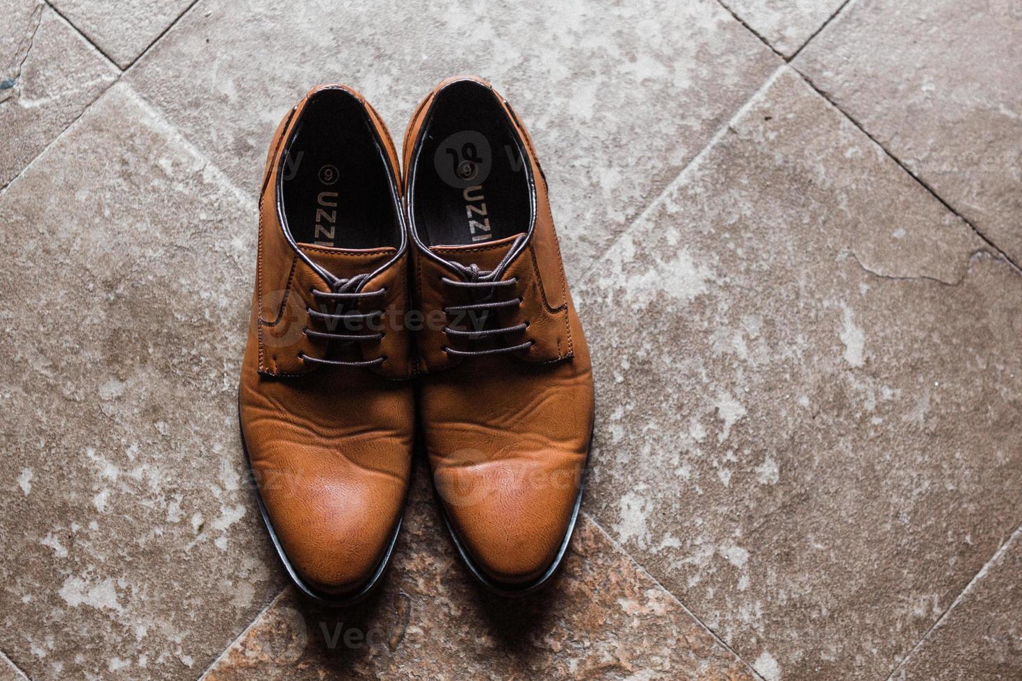 vue de dessus des chaussures en cuir pour hommes marron photo