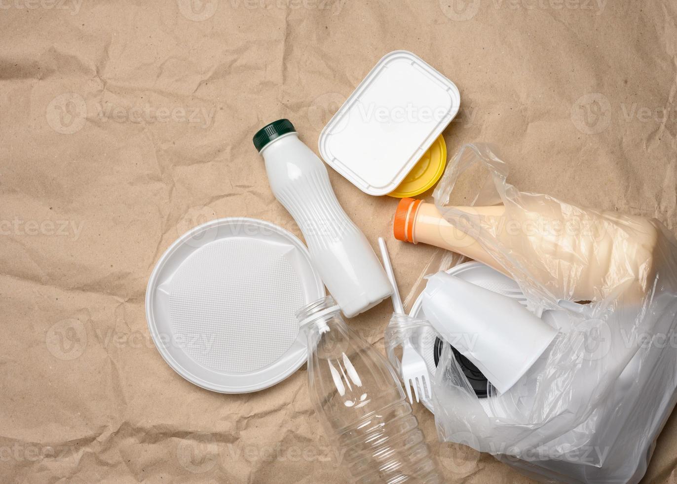 déchets plastiques de la vie sur fond de papier kraft brun, pollution de l'environnement photo