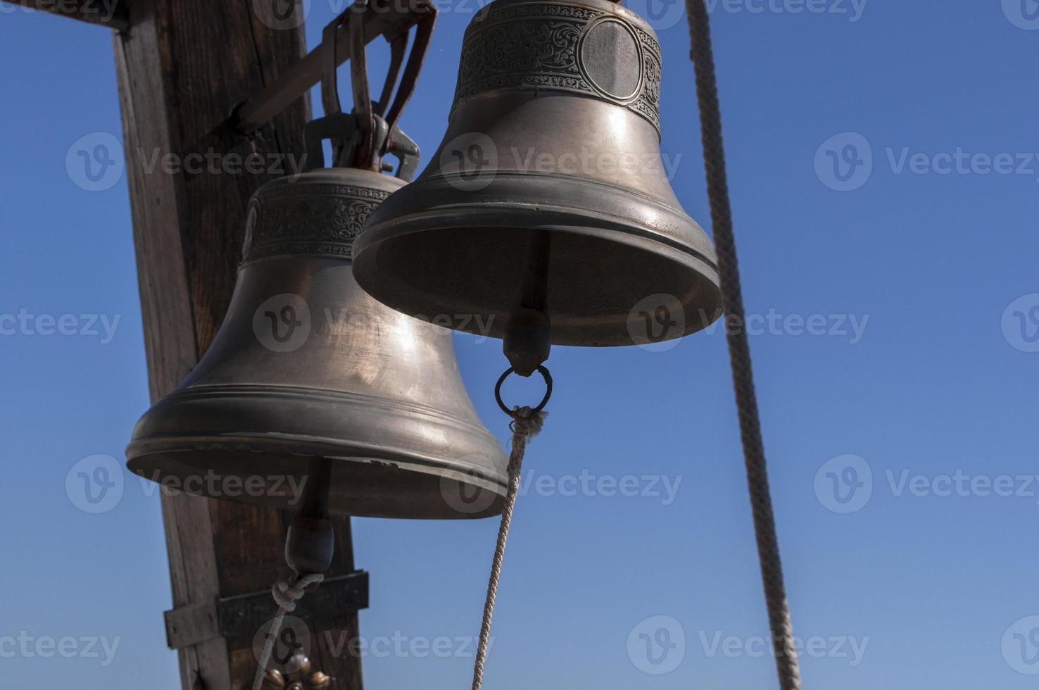 deux cloches d'église en cuivre photo