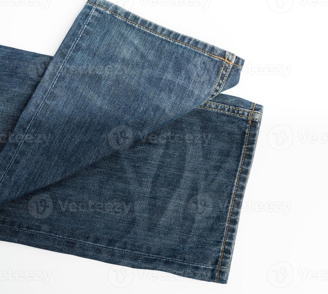 Deux pantalons en denim sur fond blanc photo