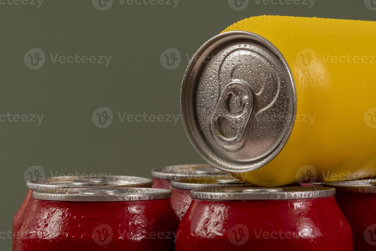 canettes de soda rouge froid avec un jaune pour une utilisation conceptuelle photo