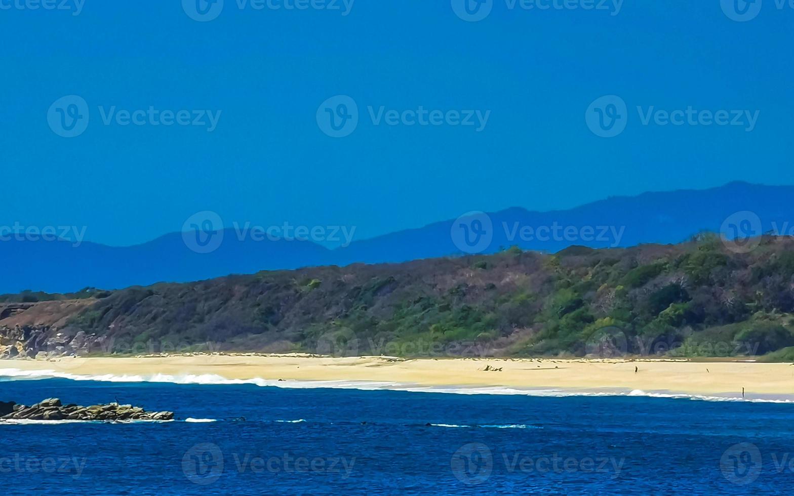 belles falaises rocheuses vue vagues à la plage puerto escondido mexique. photo