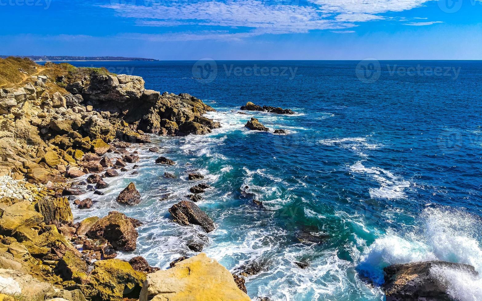 belles falaises rocheuses vue vagues à la plage puerto escondido mexique. photo