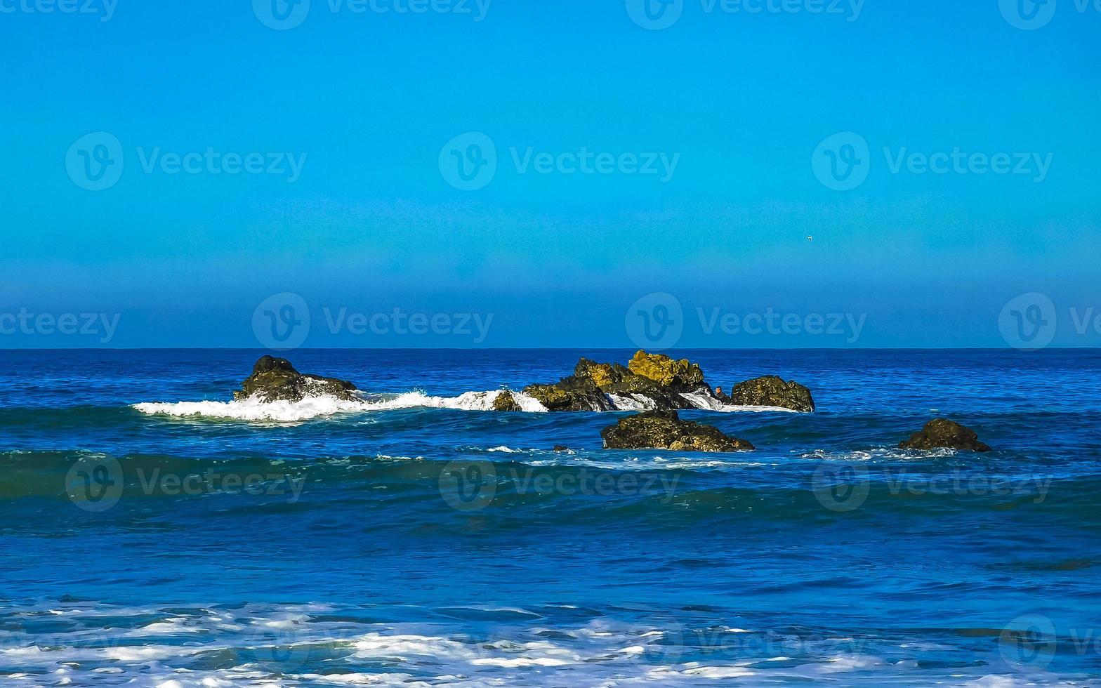 belles falaises rocheuses surfeur vagues à la plage puerto escondido mexique. photo