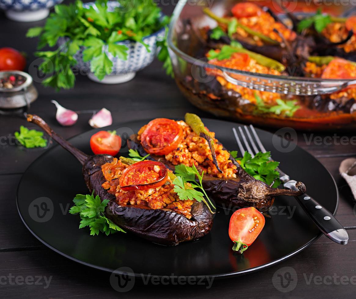 karniyarik - repas traditionnel turc d'aubergine d'aubergine. aubergines farcies au boeuf haché et légumes cuits à la sauce tomate. cuisine turque. photo