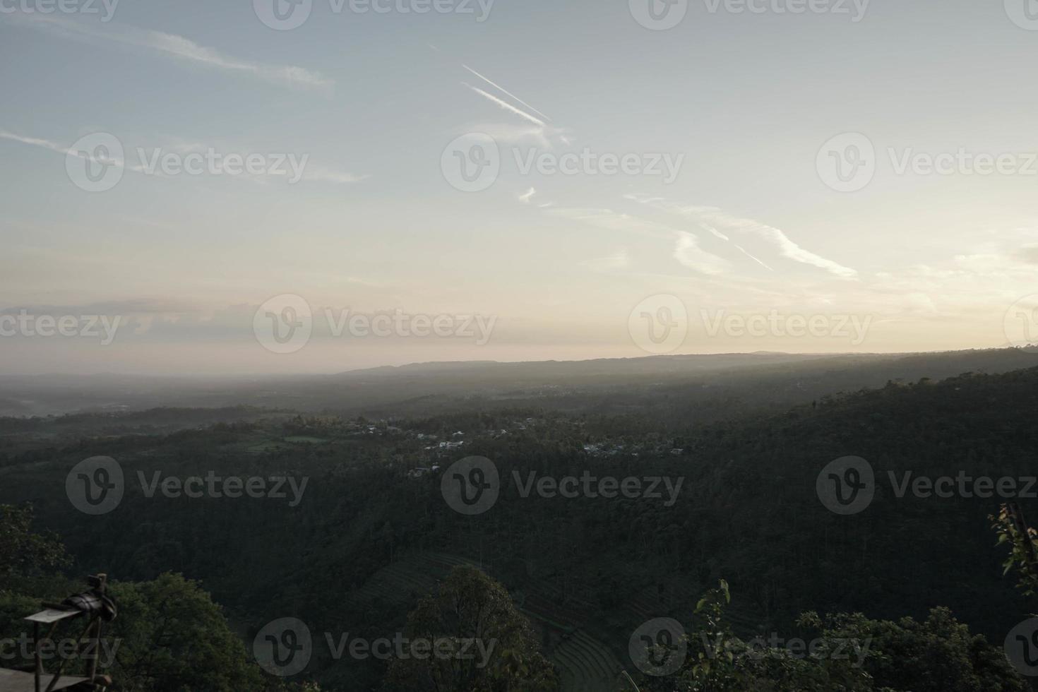 portrait de paysage alors que le soleil se lève des montagnes. photo