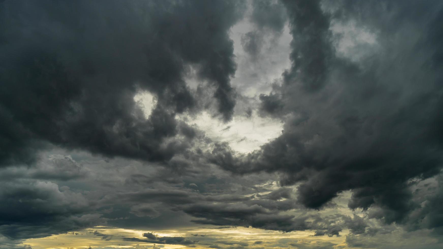 nuages d'orage dramatiques au ciel sombre photo