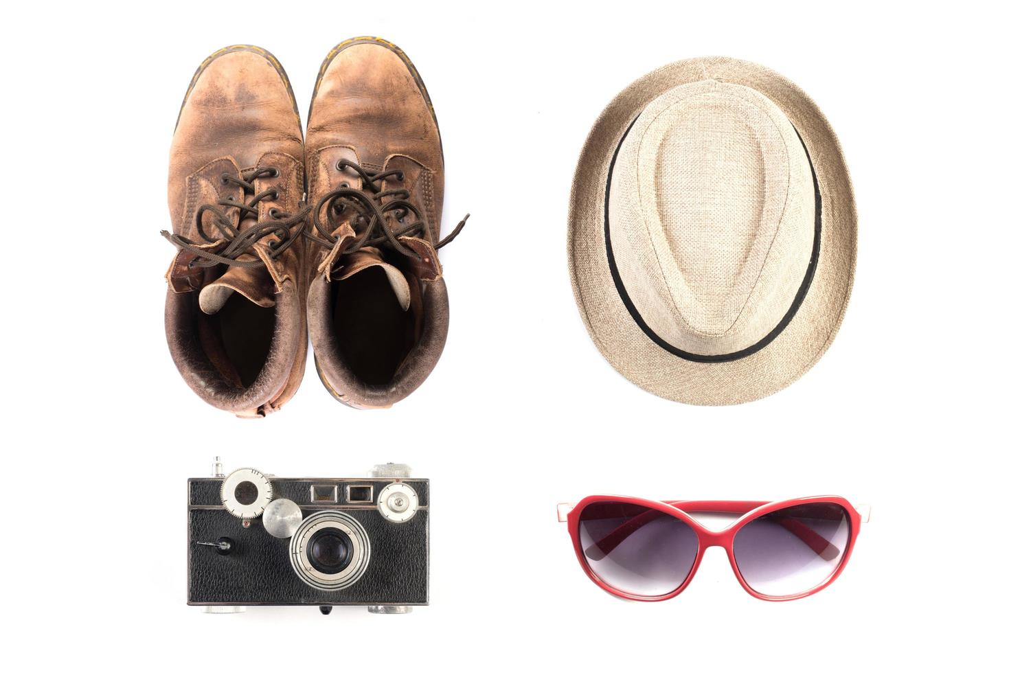 tourisme maquette d'appareil photo vintage, chapeau, chaussures et lunettes de soleil