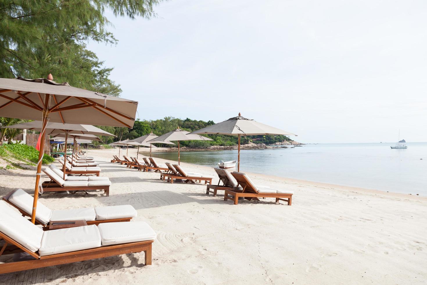 bains de soleil sur la plage en thaïlande photo