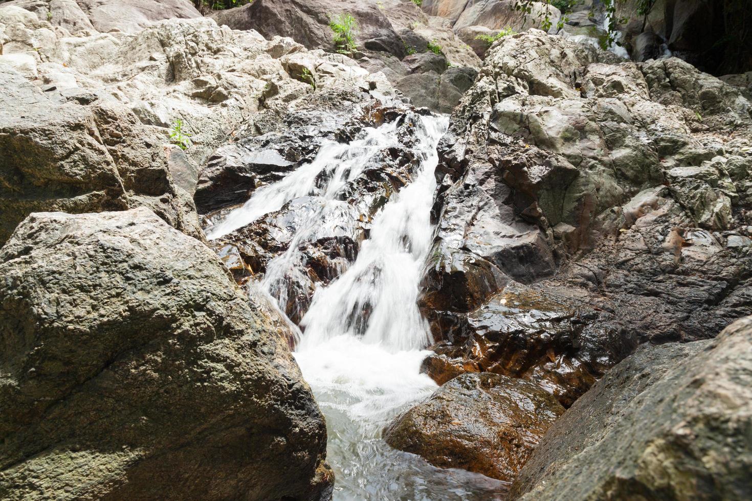 petit ruisseau parmi les rochers photo