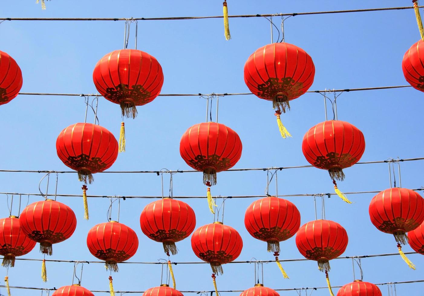 lanternes rouges chinoises dans le ciel photo