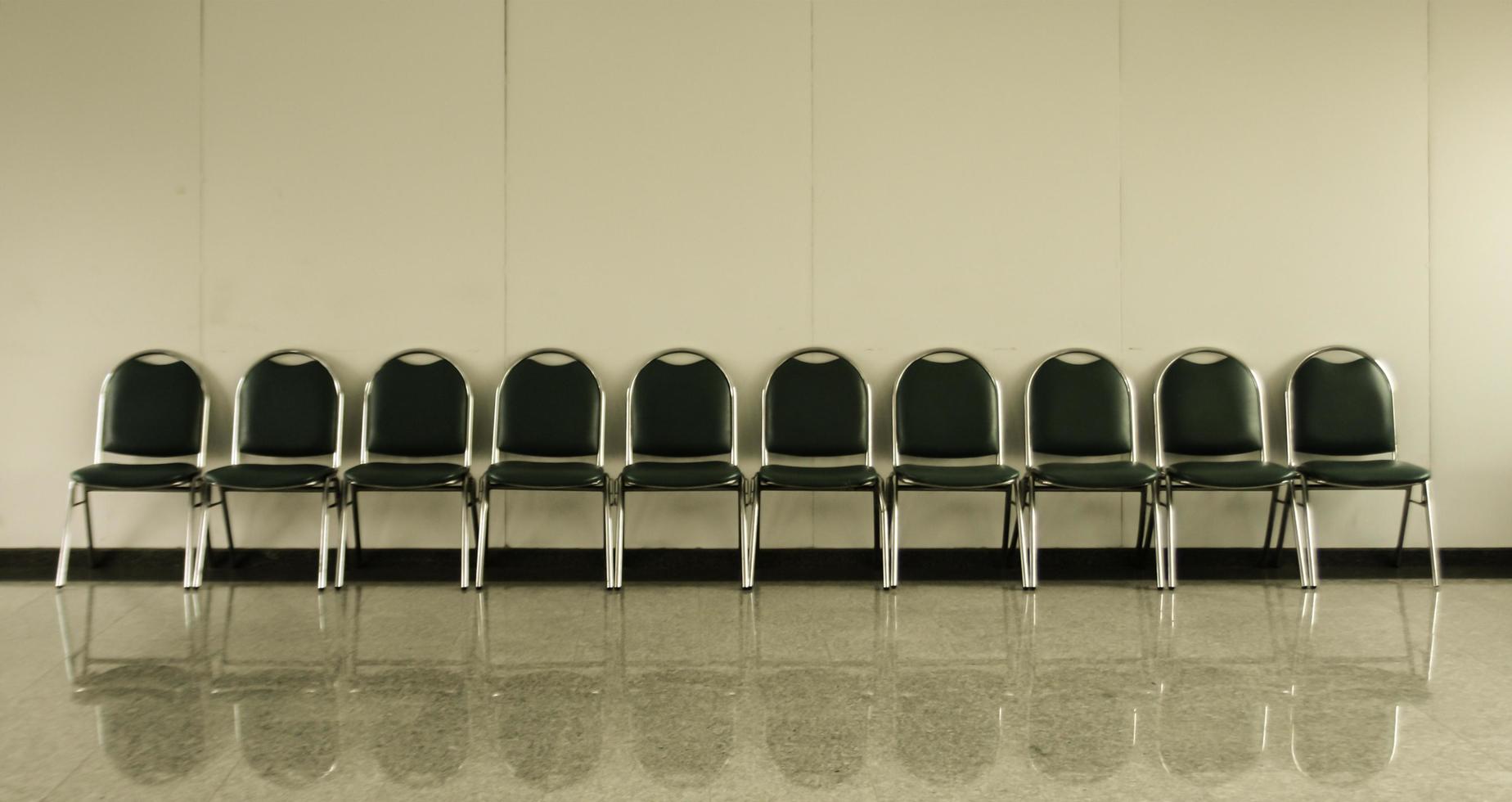 chaises dans la salle d'attente vide photo